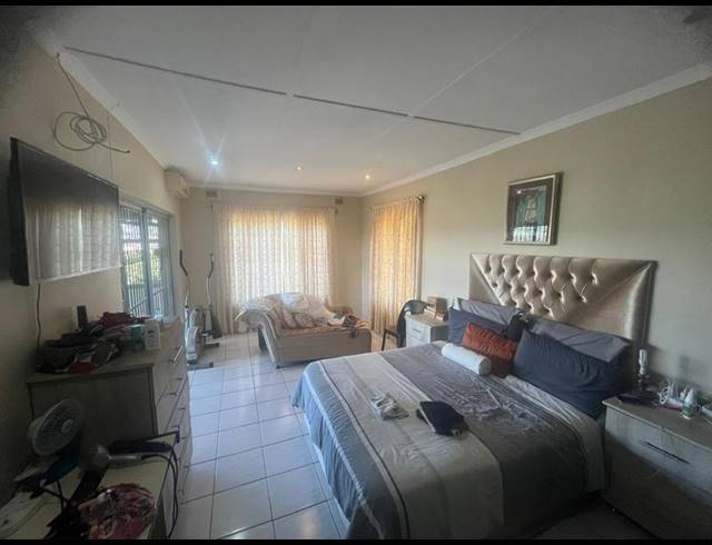 6 BEDROOM HOUSE FOR SALE IN UMHLATHUZANA